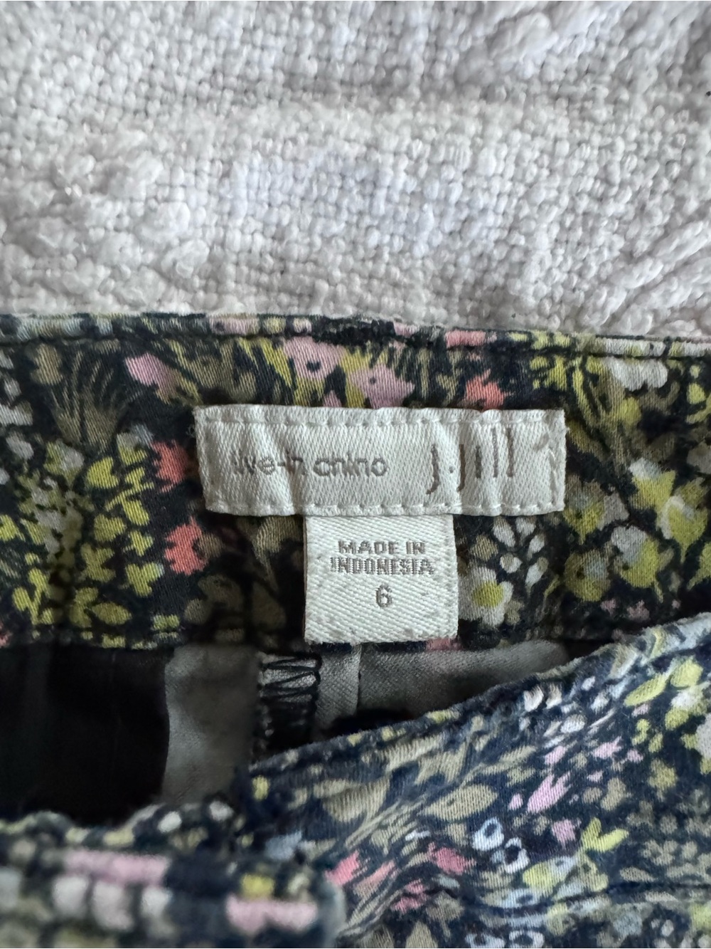 J. Jill 2 Live In Chino Ankle Pants - Ditzy Floral - Size 6 - Picture 5 of 5